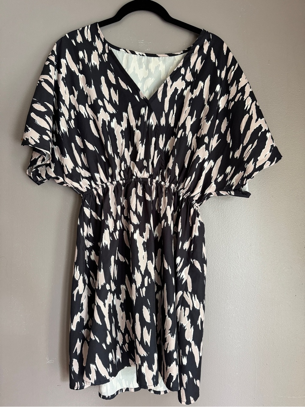 Cupshe Black and Cream Abstract V-Neck Mini Dress